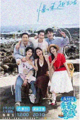 时间线错位浪漫影视样本卡片封面，老式挂钟与两张不同年代的照片